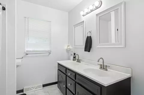 Bath - 1201 W Edgewood St, Springfield, MO 65807 photo 1 of 4