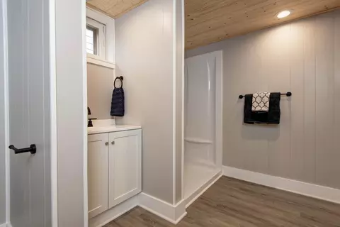 Bath - 420 E Loren St, Springfield, MO 65807 photo 2 of 2
