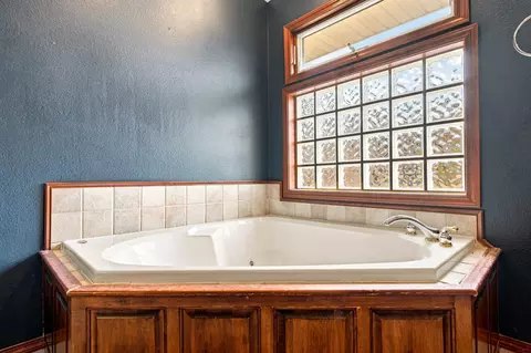 Bath - 208 Miller Way, Monett, MO 65708 photo 1 of 6