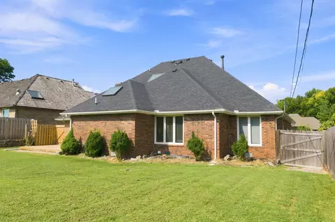 Exterior - 3214 S Oak Ave, Springfield, MO 65804 photo 7 of 9