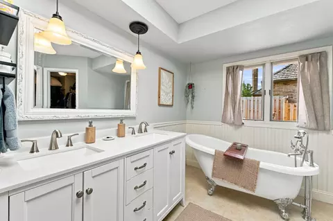 Bath - 3214 S Oak Ave, Springfield, MO 65804 photo 1 of 3