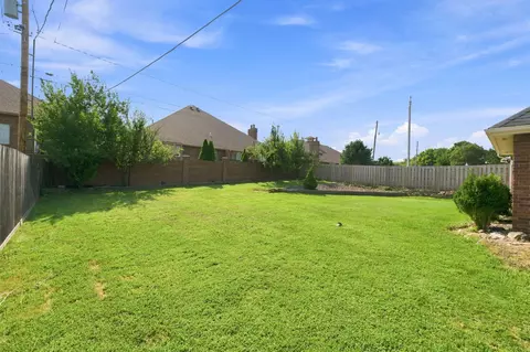 Exterior - 3214 S Oak Ave, Springfield, MO 65804 photo 6 of 9