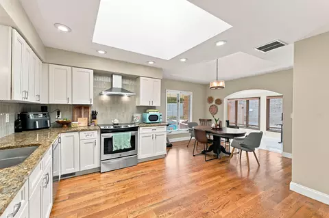 Kitchen - 3214 S Oak Ave, Springfield, MO 65804 photo 3 of 5