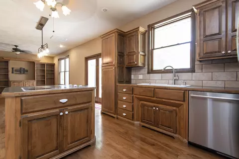 Kitchen - 1910 N Farm Road 97, Springfield, MO 65802 photo 4 of 5