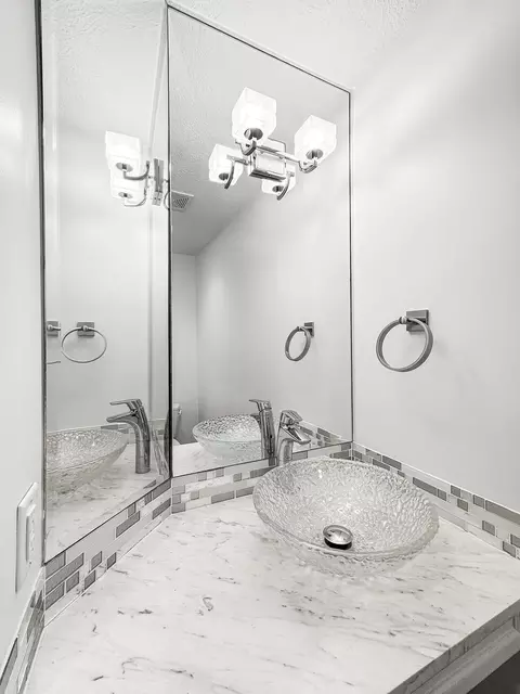 Bath - 929 S Mumford Dr, Springfield, MO 65809 photo 10 of 13