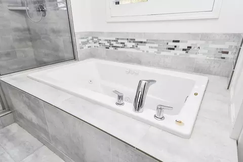 Bath - 929 S Mumford Dr, Springfield, MO 65809 photo 5 of 13