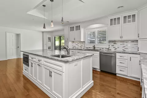 Kitchen - 929 S Mumford Dr, Springfield, MO 65809 photo 2 of 15