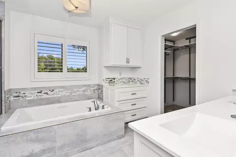 Bath - 929 S Mumford Dr, Springfield, MO 65809 photo 3 of 13