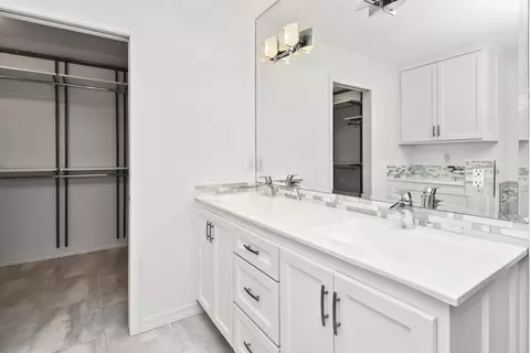 Bath - 929 S Mumford Dr, Springfield, MO 65809 photo 4 of 13