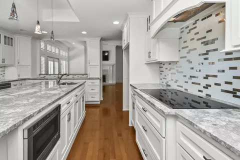 Kitchen - 929 S Mumford Dr, Springfield, MO 65809 photo 4 of 15
