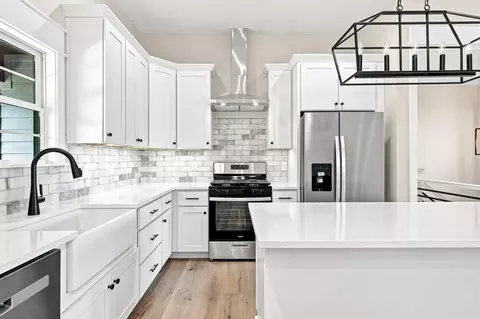 Kitchen - 303 Crystal Valley Rd, Clever, MO 65631 photo 3 of 5