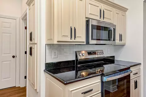 Kitchen - 8605 E Interlochen Dr, Nixa, MO 65714 photo 4 of 7