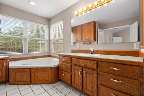 Bath - 2597 Talking Rocks Rd, Branson West, MO 65737 photo 3 of 6