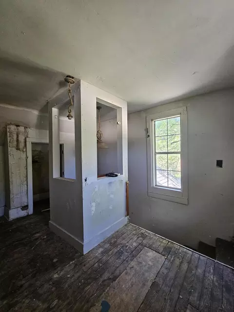 Entry Way - 817 W Locust St, Springfield, MO 65803 photo 3 of 3