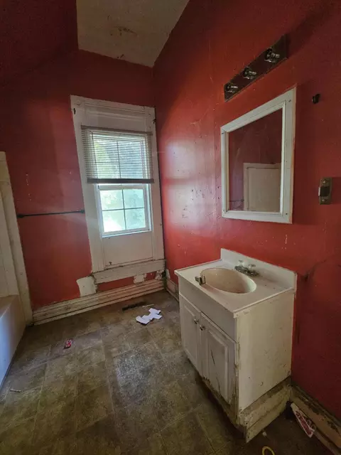 Bath - 817 W Locust St, Springfield, MO 65803 photo 1 of 2