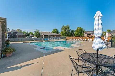 Exterior - 2426 S April Ave, Springfield, MO 65807 photo 8 of 10