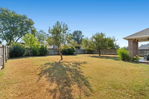 Exterior - 2426 S April Ave, Springfield, MO 65807 photo 7 of 10