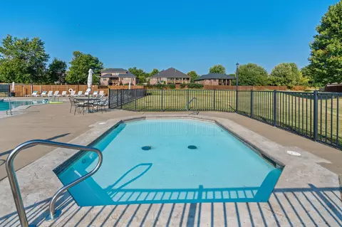 Exterior - 2426 S April Ave, Springfield, MO 65807 photo 9 of 10