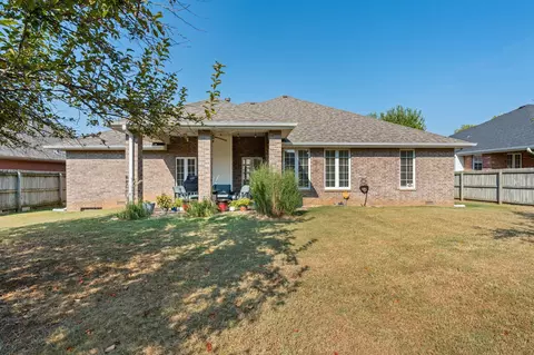 Exterior - 2426 S April Ave, Springfield, MO 65807 photo 5 of 10