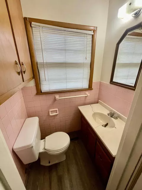 Bath - 2563 N Franklin Ave, Springfield, MO 65803 photo 4 of 4
