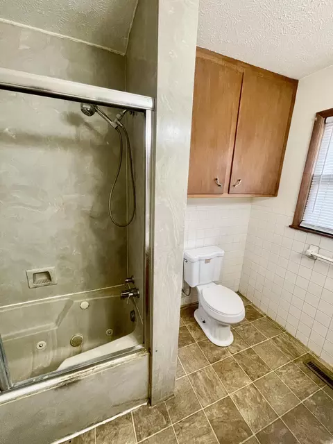 Bath - 2563 N Franklin Ave, Springfield, MO 65803 photo 2 of 4