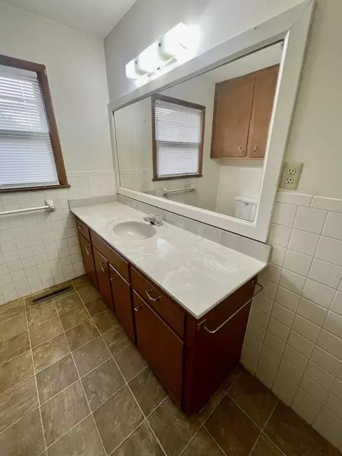 Bath - 2563 N Franklin Ave, Springfield, MO 65803 photo 1 of 4