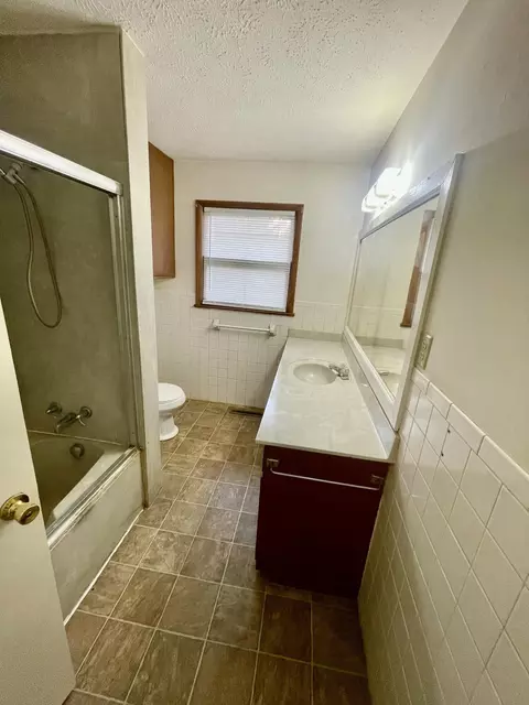 Bath - 2563 N Franklin Ave, Springfield, MO 65803 photo 3 of 4