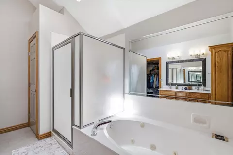 Bath - 909 E Maplewood St, Springfield, MO 65807 photo 3 of 4