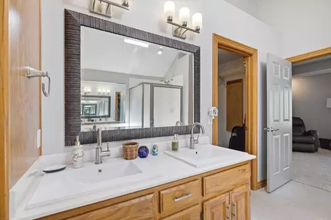 Bath - 909 E Maplewood St, Springfield, MO 65807 photo 2 of 4