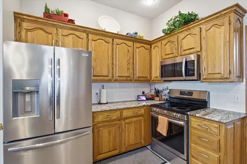 Kitchen - 909 E Maplewood St, Springfield, MO 65807 photo 2 of 3