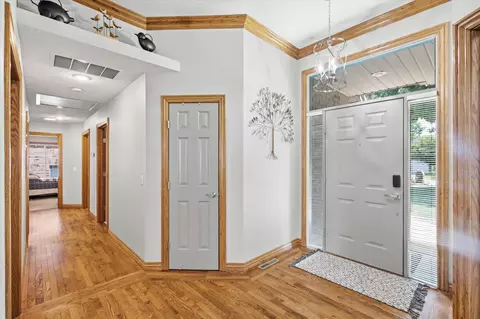 Entry Way - 909 E Maplewood St, Springfield, MO 65807 photo 2 of 2