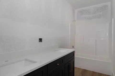Bath - 1775 W Gaslight Dr, Springfield, MO 65810 photo 2 of 3