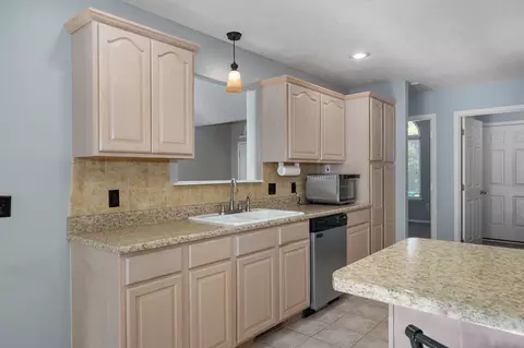 Kitchen - 5134 S Sterling Ct, Springfield, MO 65810 photo 2 of 3