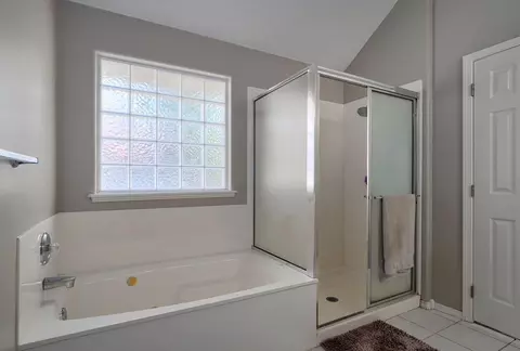 Bath - 5134 S Sterling Ct, Springfield, MO 65810 photo 2 of 4