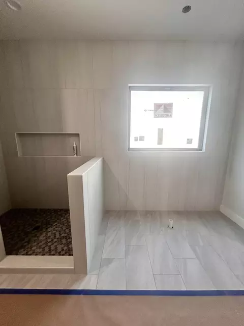 Bath - 6147 S Hampton Ave, Springfield, MO 65810 photo 2 of 4