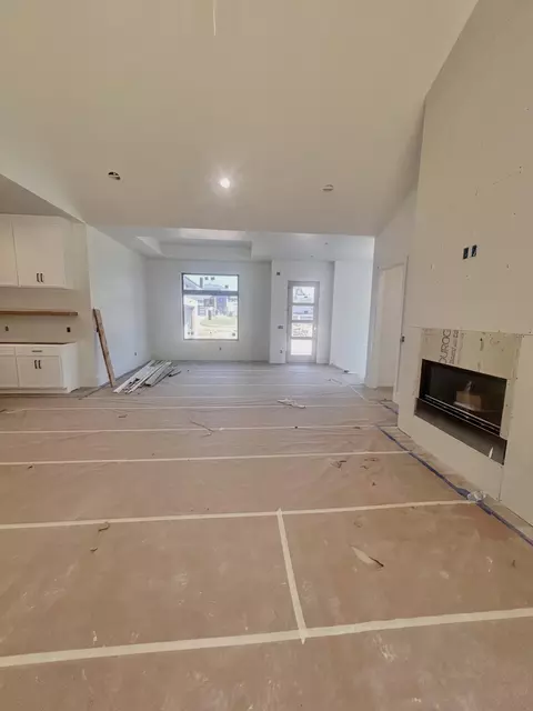 Living - 6147 S Hampton Ave, Springfield, MO 65810 photo 2 of 6