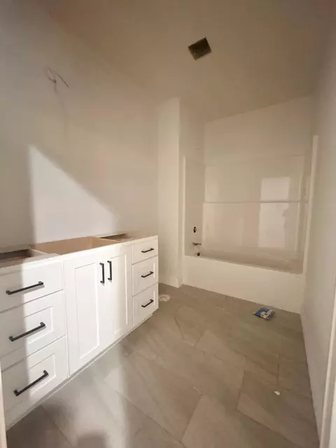 Bath - 6147 S Hampton Ave, Springfield, MO 65810 photo 4 of 4