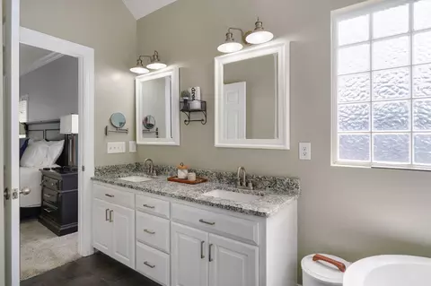 Bath - 4907 S Clay Ct, Springfield, MO 65810 photo 3 of 6