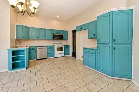 Kitchen - 605 W Chandler Dr, Willard, MO 65781 photo 4 of 5