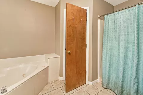Bath - 605 W Chandler Dr, Willard, MO 65781 photo 2 of 7