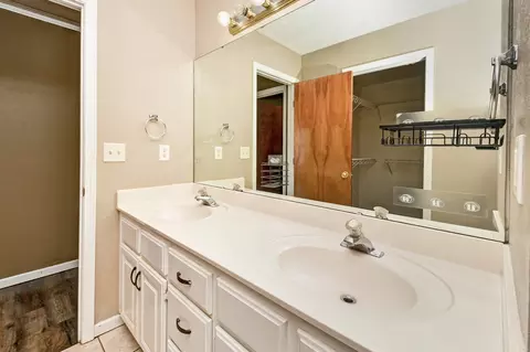 Bath - 605 W Chandler Dr, Willard, MO 65781 photo 4 of 7