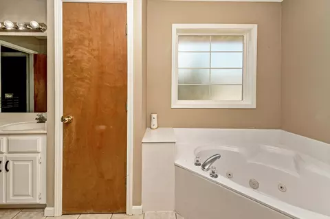 Bath - 605 W Chandler Dr, Willard, MO 65781 photo 3 of 7