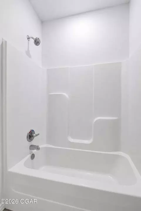 Bath - 43 Oakridge Dr, Pineville, MO 64856 photo 4 of 8