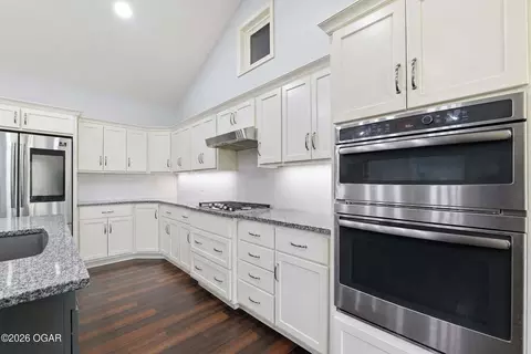 Kitchen - 43 Oakridge Dr, Pineville, MO 64856 photo 1 of 2