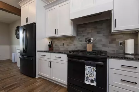 Kitchen - 6002 S Kings Ave, Springfield, MO 65810 photo 3 of 6