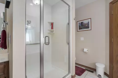 Bath - 3265 W Grandview St, Springfield, MO 65803 photo 4 of 5