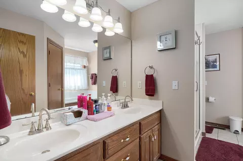 Bath - 3265 W Grandview St, Springfield, MO 65803 photo 1 of 5