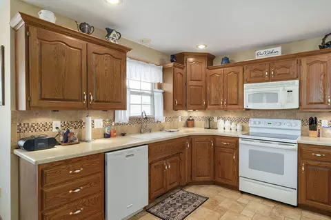 Kitchen - 3265 W Grandview St, Springfield, MO 65803 photo 2 of 5