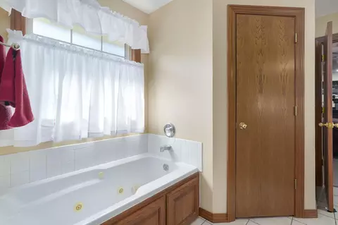 Bath - 3265 W Grandview St, Springfield, MO 65803 photo 3 of 5