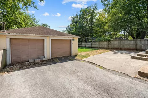 Exterior - 504 E Cozy St, Springfield, MO 65807 photo 4 of 8